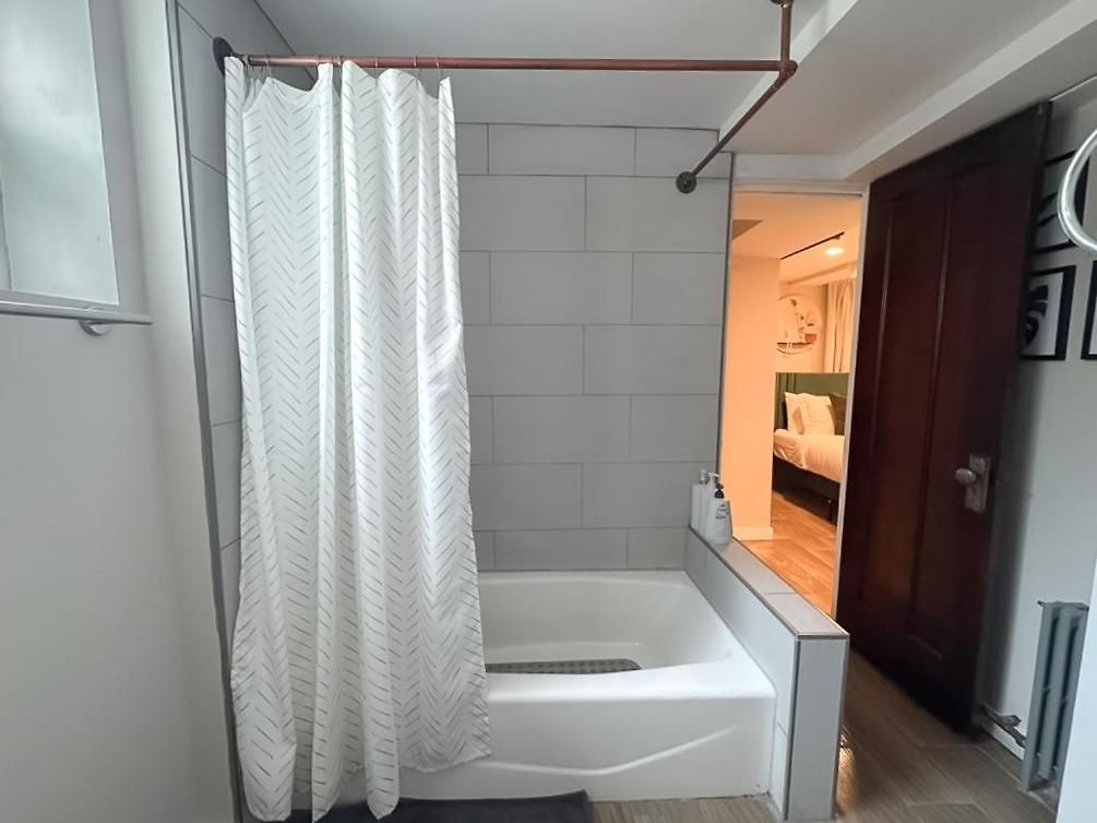 Near Wrigley • Sleeps 4 • Games + Fireplace Apartment *
