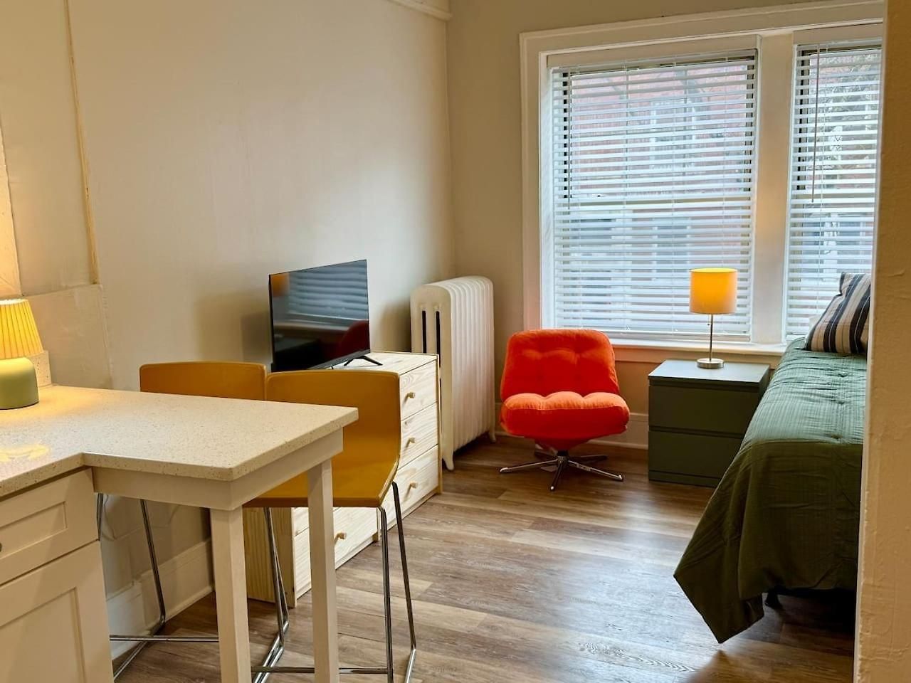 Well Located On The Red Line Apartment *