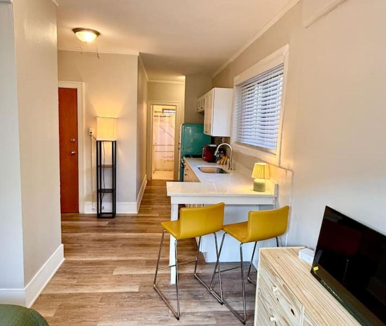Well Located On The Red Line Apartment
