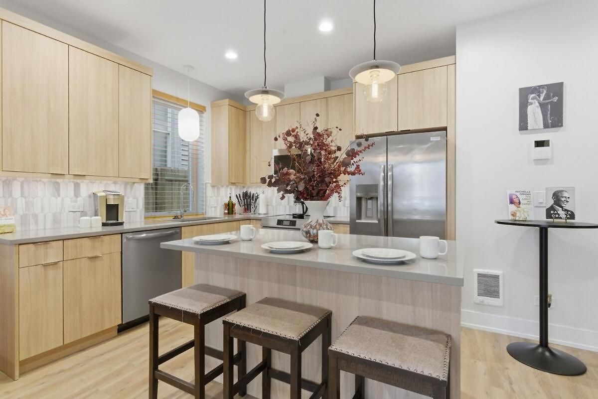 Black Gallery Solar 2br Woodlawn * Chicago