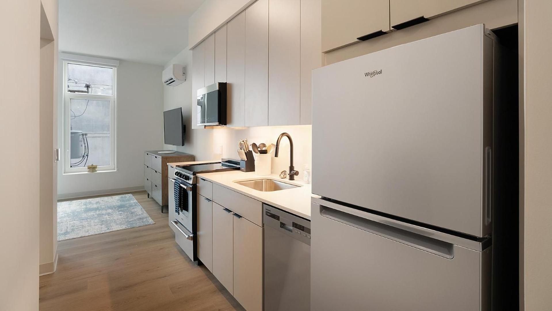 Landing Spectacular In Lincoln Park Apartment