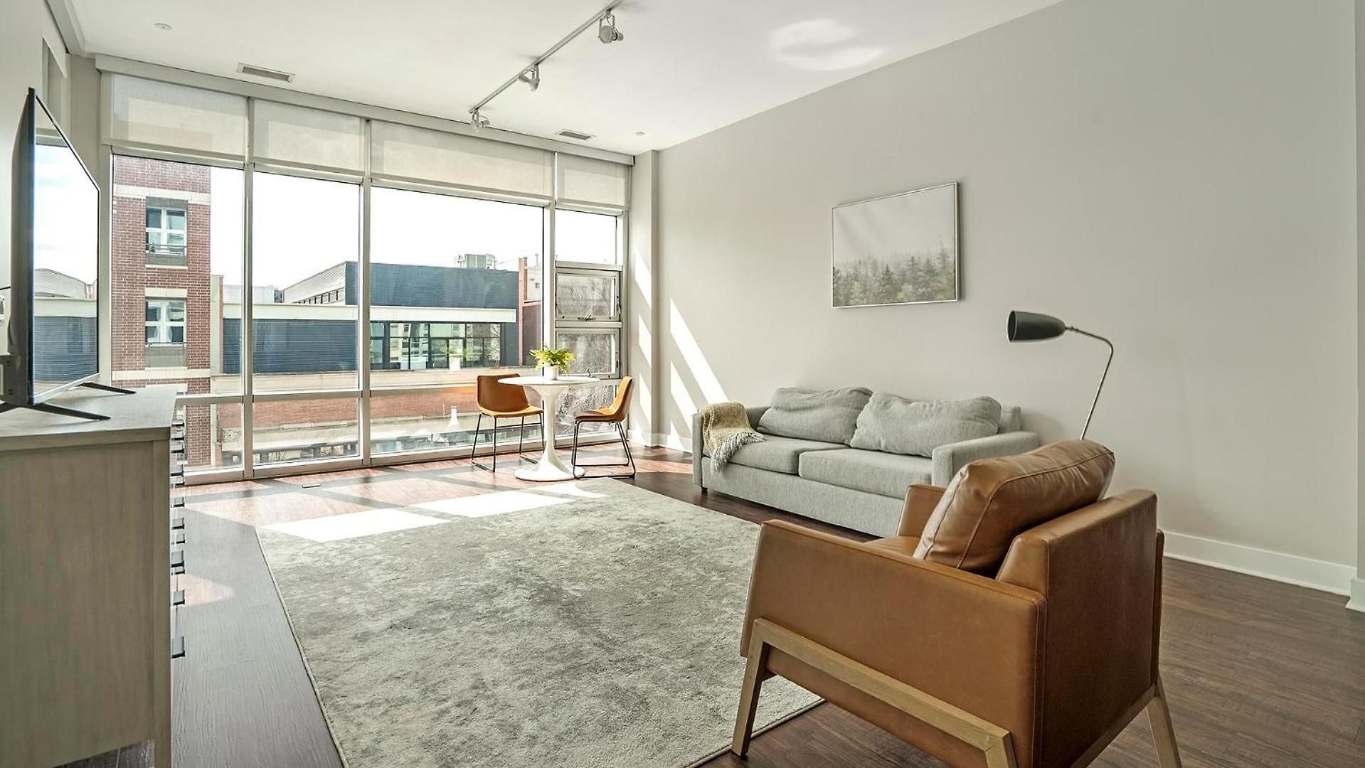 Landing Stylish 2bd Gym Rooftop Lounge Apartment *