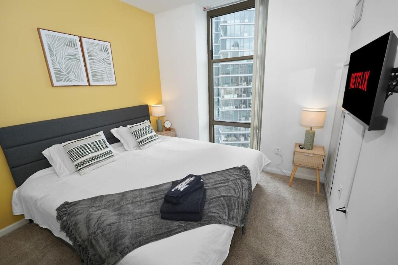 Skyline Luxury 19th Floor Retreat Near Grant Park Chicago