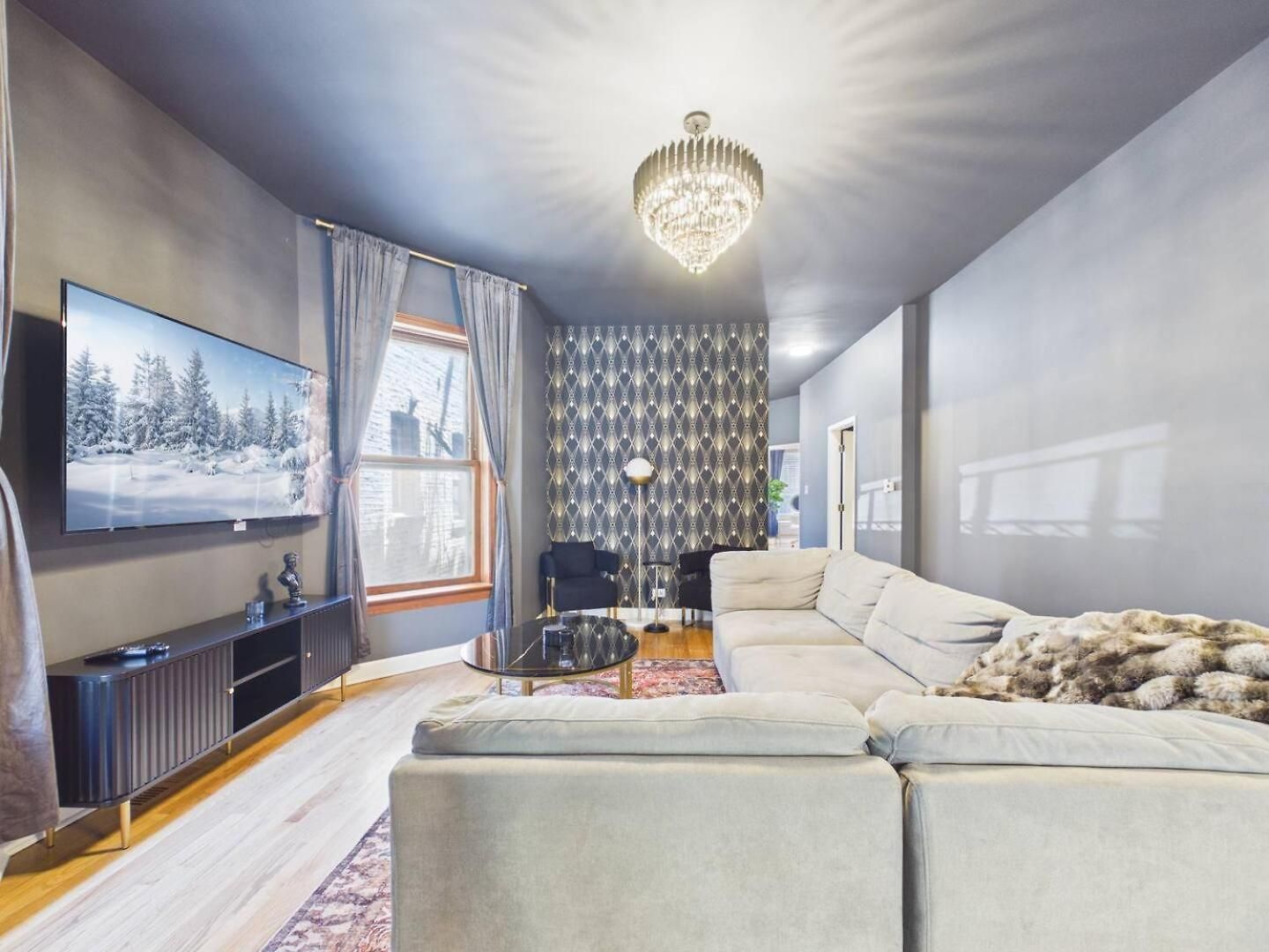 Luxury Wrigley Getaway 2br Parking