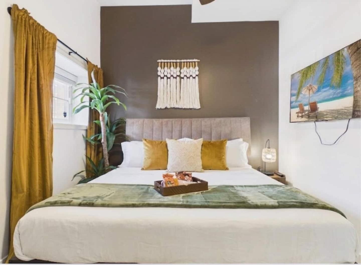 Bright & Spacious Boho Oasis A Warm Retreat Apartment *