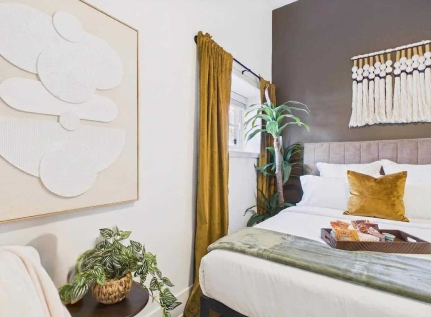 Bright & Spacious Boho Oasis A Warm Retreat