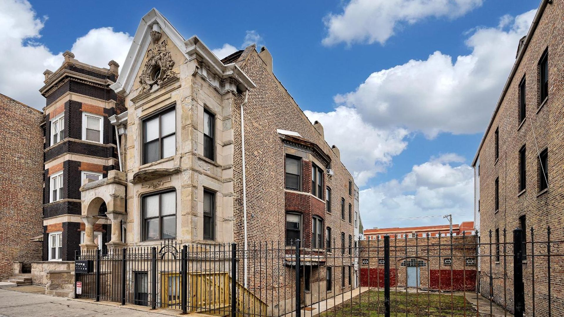Newly Renovated In The Heart Of Pilsen Apartment *