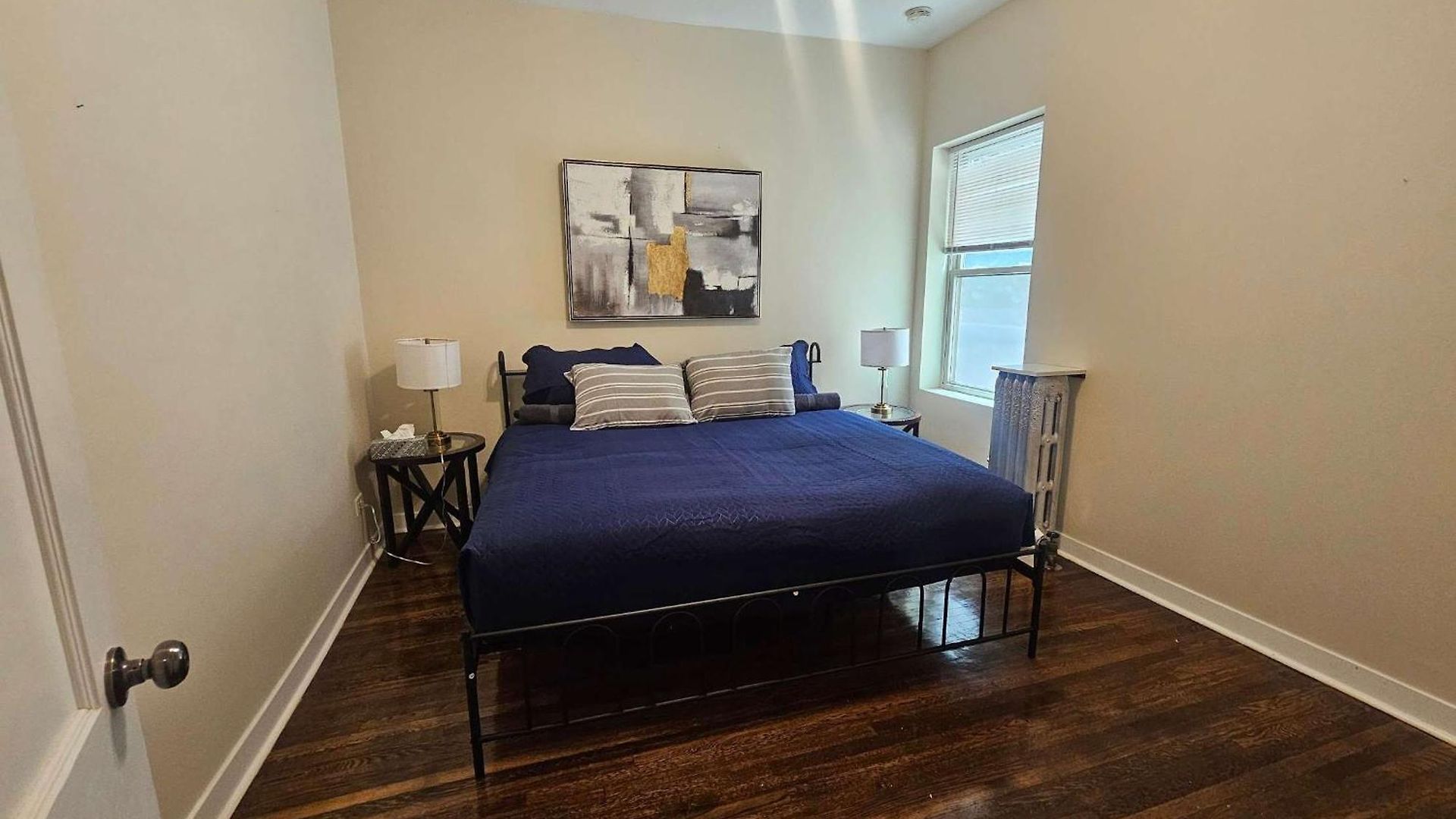 2 Bedroom Unit In Uptown Apartment *