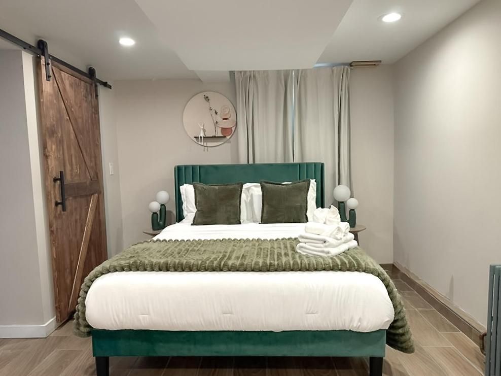 Near Wrigley • Sleeps 4 • Games + Fireplace * Chicago
