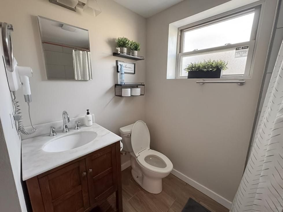 Near Wrigley • Sleeps 4 • Games + Fireplace