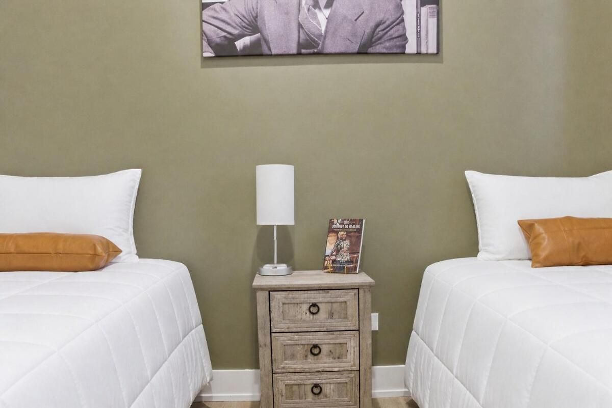 Black Gallery Solar 2br Woodlawn Apartment Chicago
