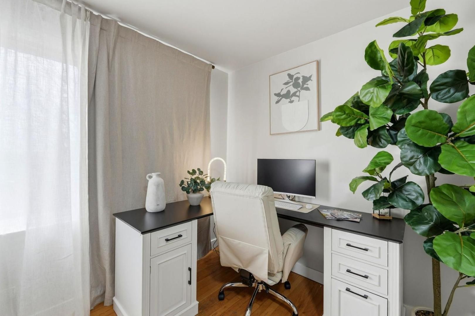 Apartment 3br Near O'hare • Office • Coffee Bar • Sleeps 9 Chicago