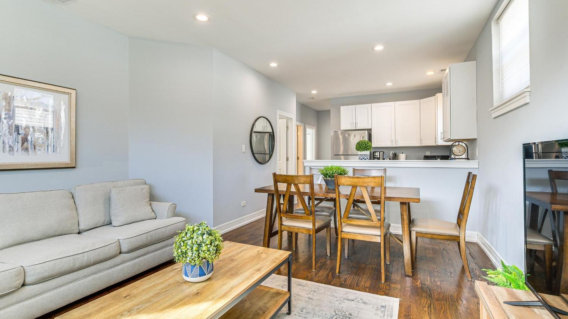 Apartment Walk To Blue Line: Sleek In Bucktown!
