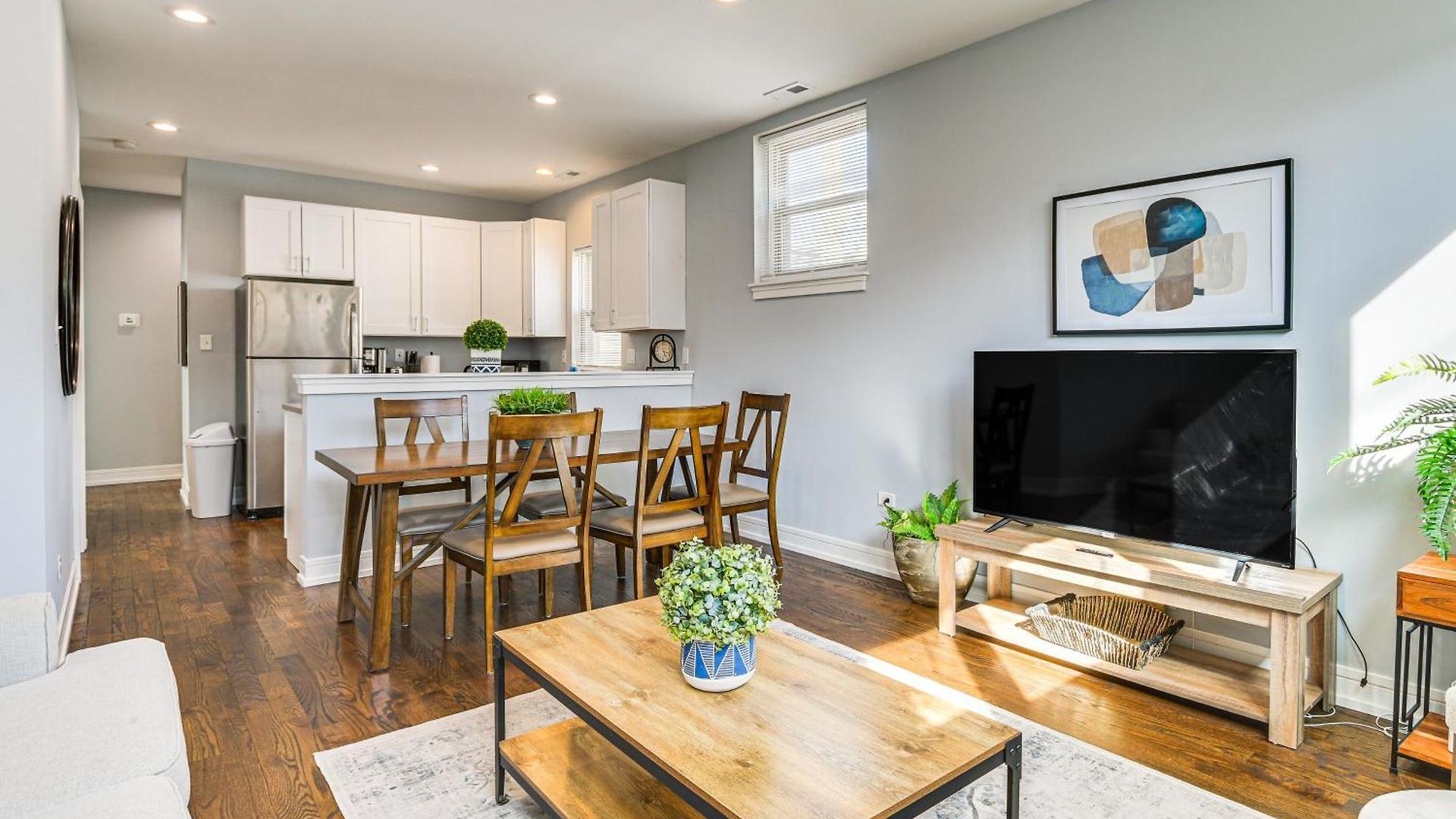 Walk To Blue Line: Sleek In Bucktown! Apartment Chicago