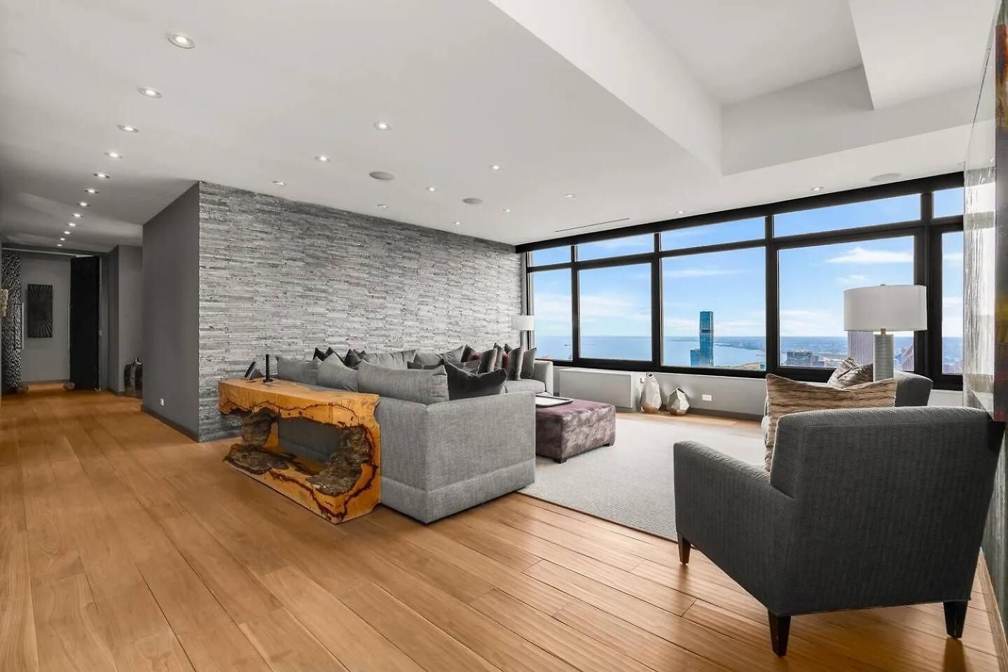 Expansive Views Of Michigan Apartment *