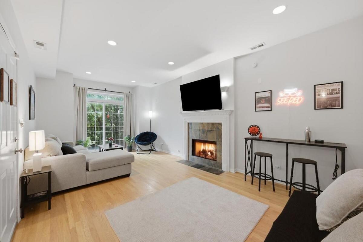 Closest To The United Center 3 Bedrooms & Futon Apartment *