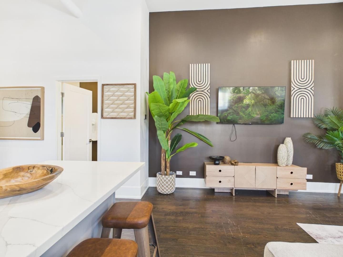 Bright & Spacious Boho Oasis A Warm Retreat