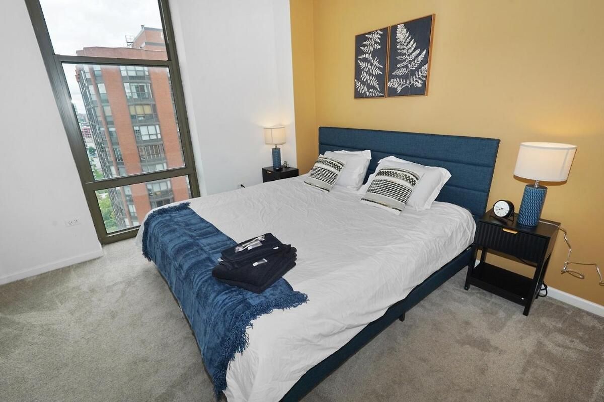 Luxury 21st Floor Skyline Views Near Grant Park Apartment