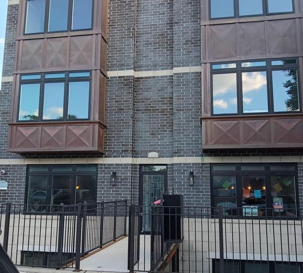 Spacious Modern Pilsen Retreat Sleeps 8 Near Downtown