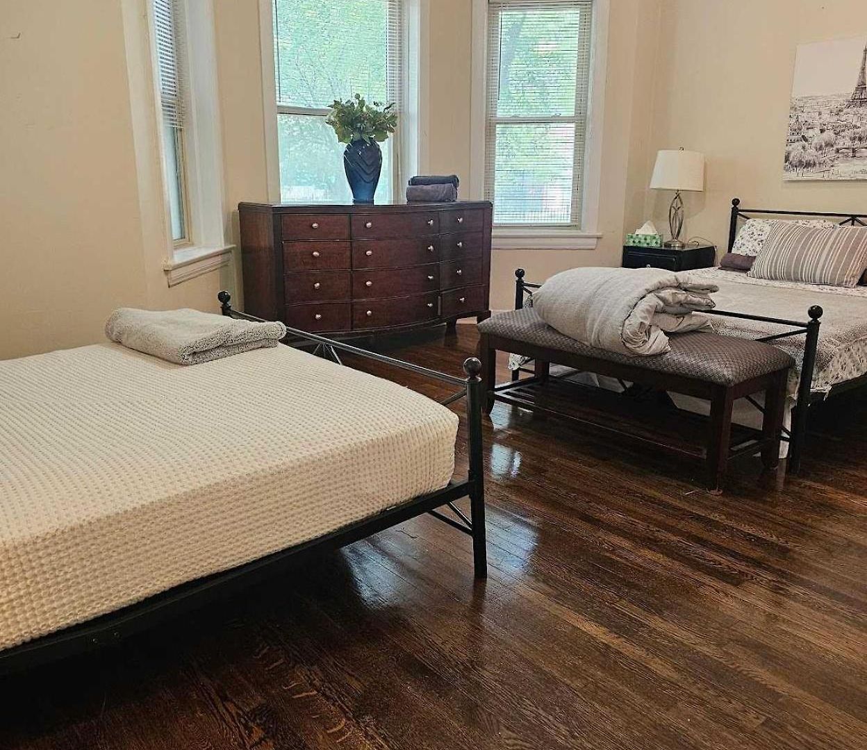 2 Bedroom Unit In Uptown Apartment *