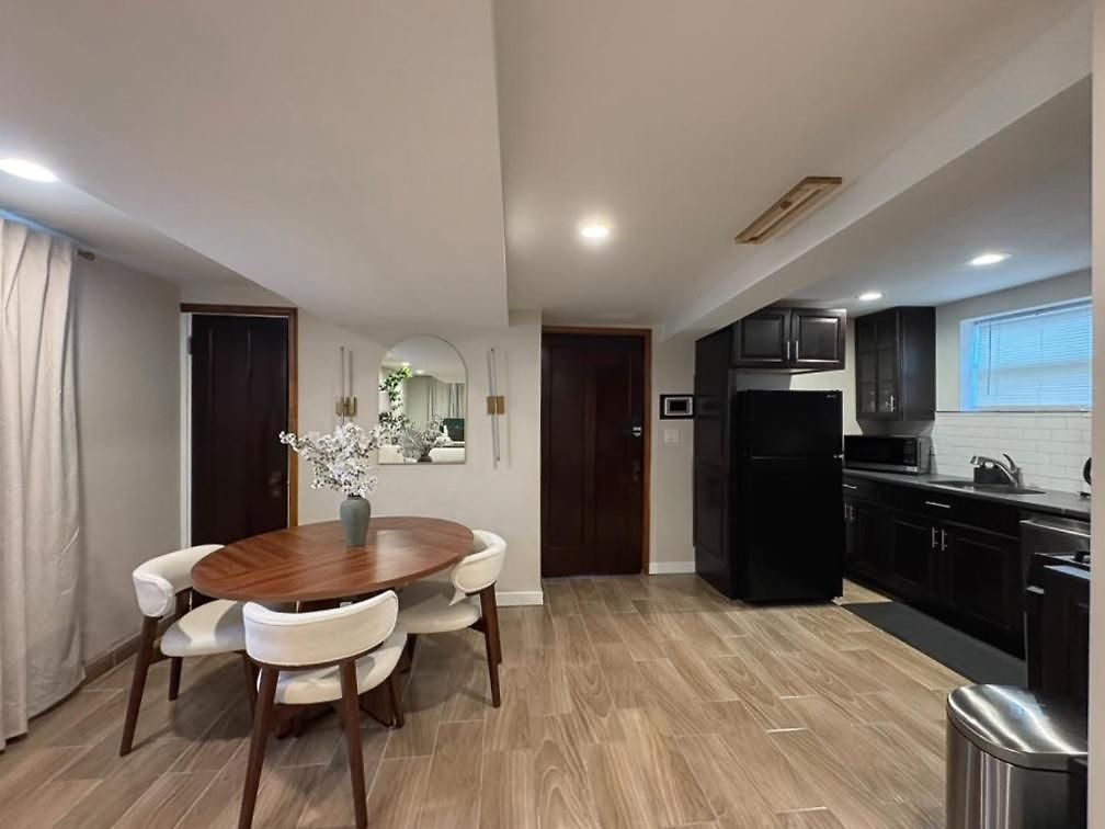 Near Wrigley • Sleeps 4 • Games + Fireplace * Chicago