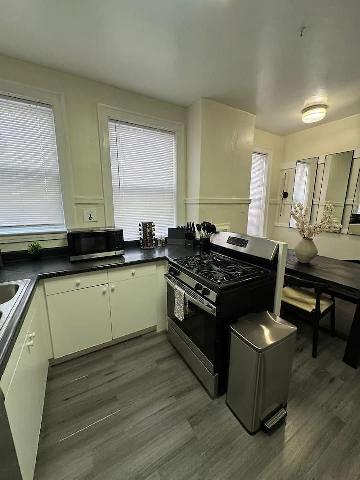 Apartment Walk To The • Private Office • 5br *