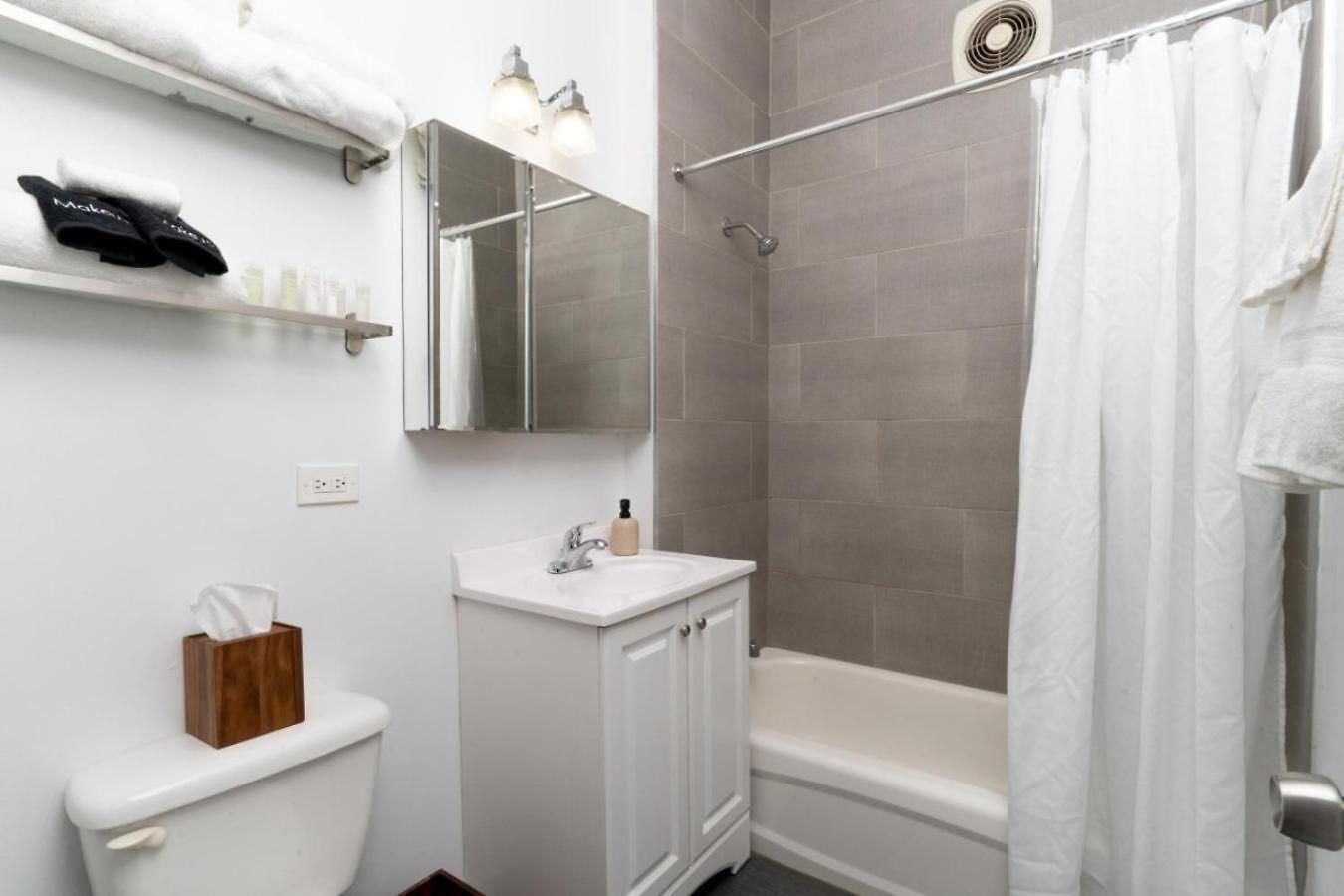 Flexhome Ukrainian Village • 2br • Convenient Walkability - Sleeps 6 Apartment