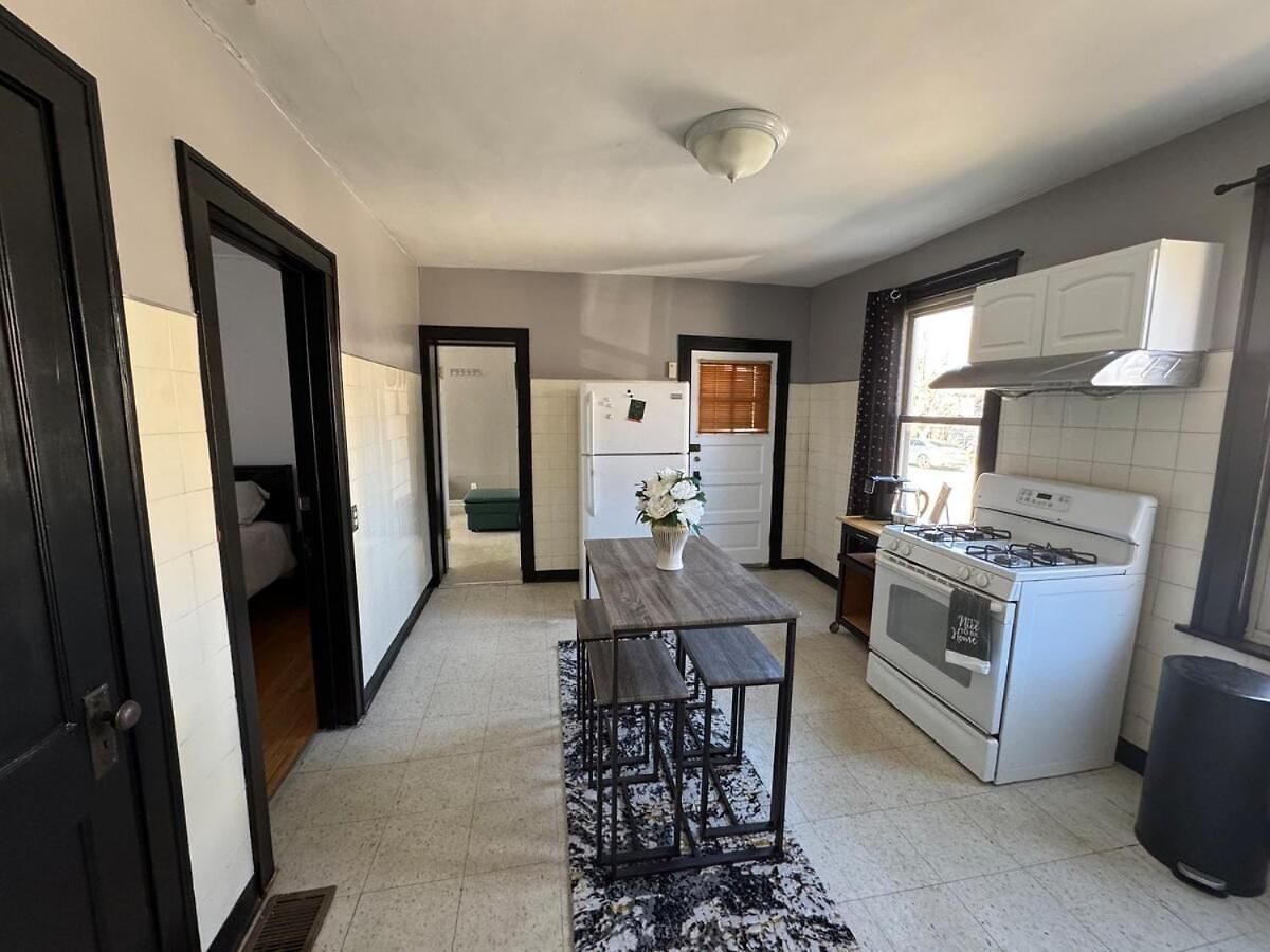 Cozy 3bd - Free Parking & Fast Wifi! Apartment