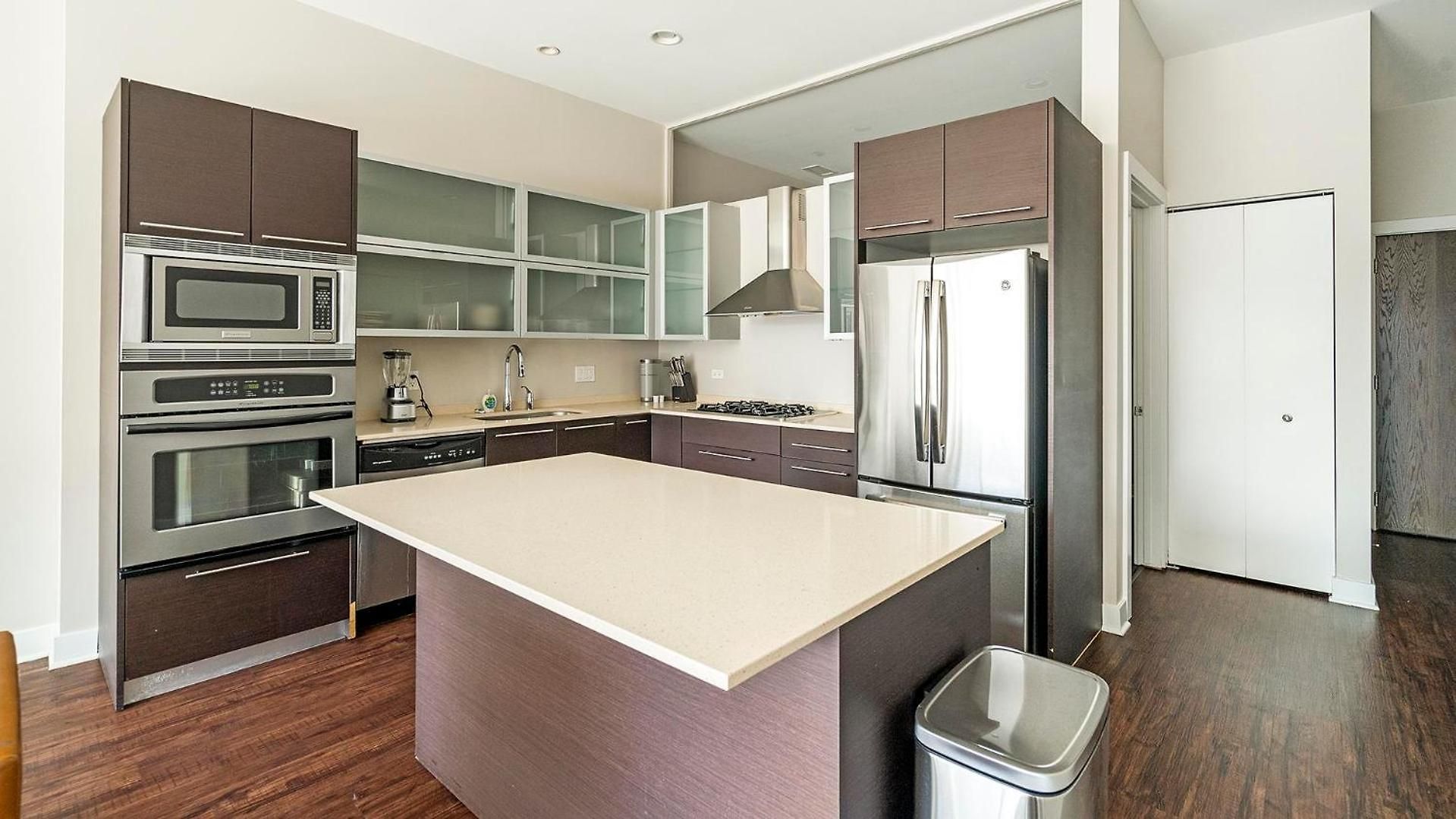 Landing Stylish 2bd Gym Rooftop Lounge