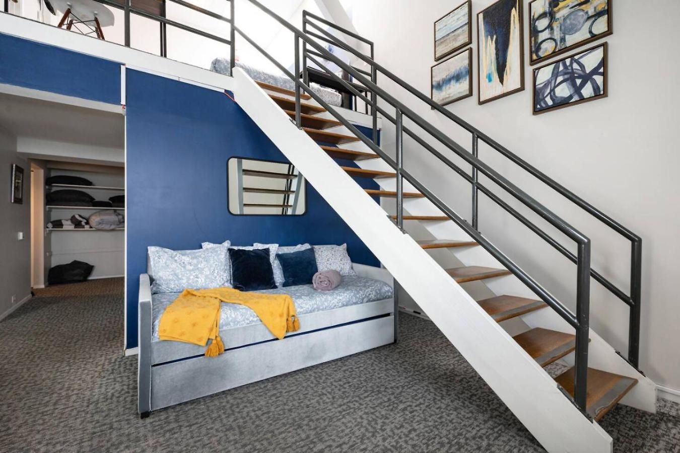Vintage Downtown Penthouse, Gym & Balcony #6 Apartment *