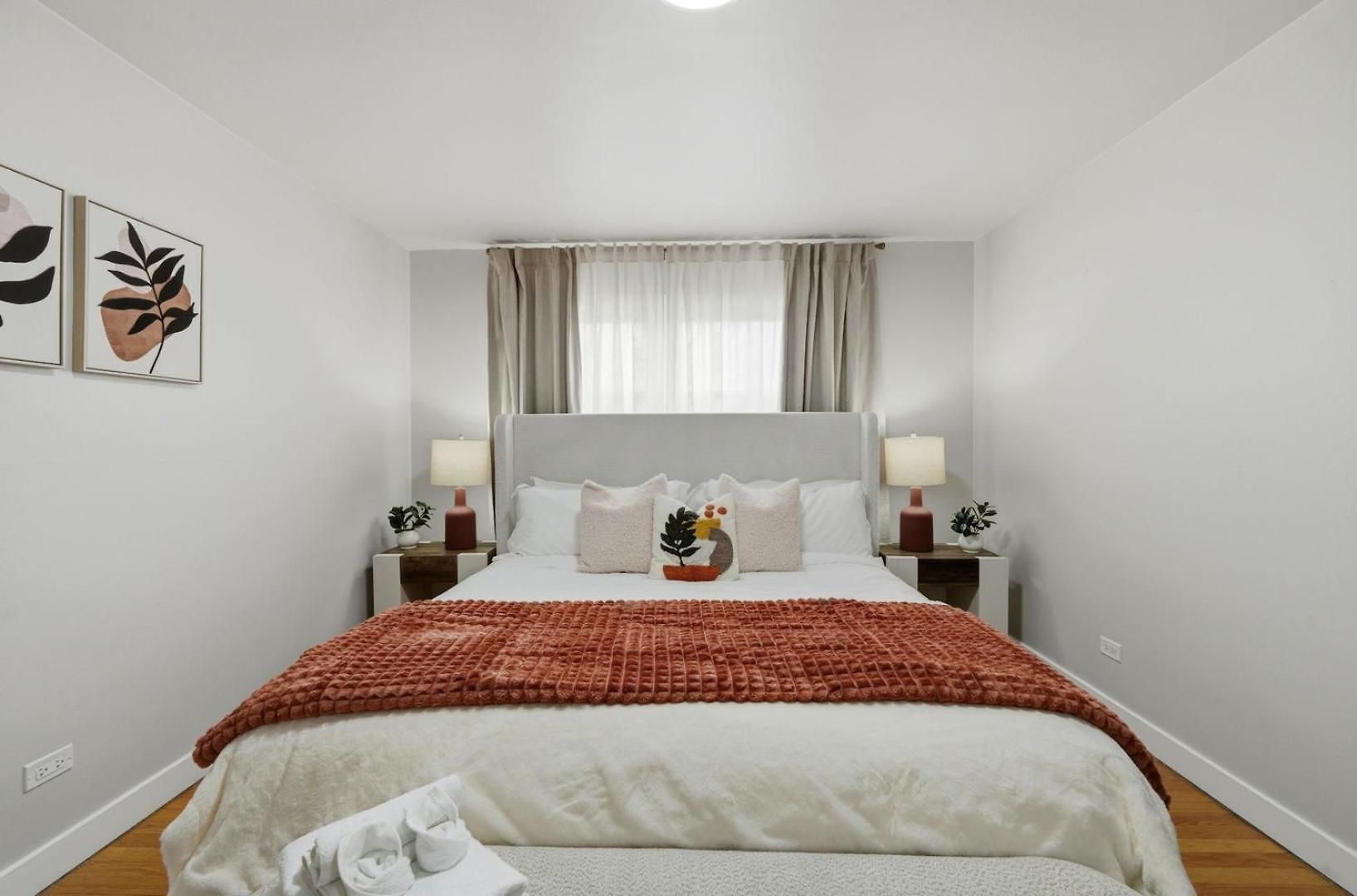 3br Near O'hare • Office • Coffee Bar • Sleeps 9 Apartment *
