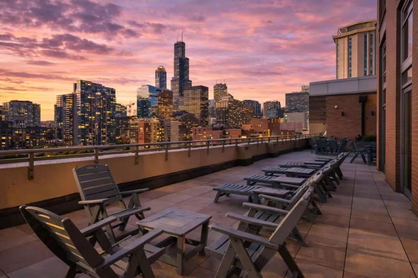 Skyline Luxury 19th Floor Retreat Near Grant Park *
