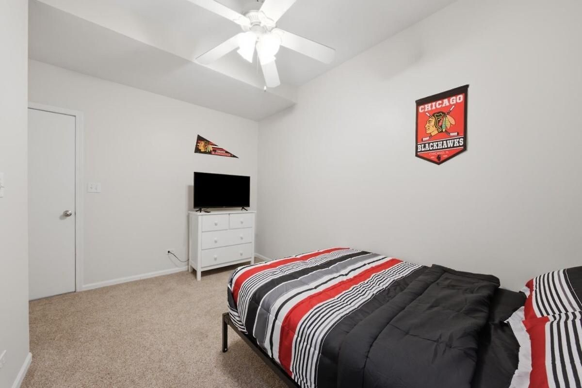 Closest To The United Center 3 Bedrooms & Futon Apartment *