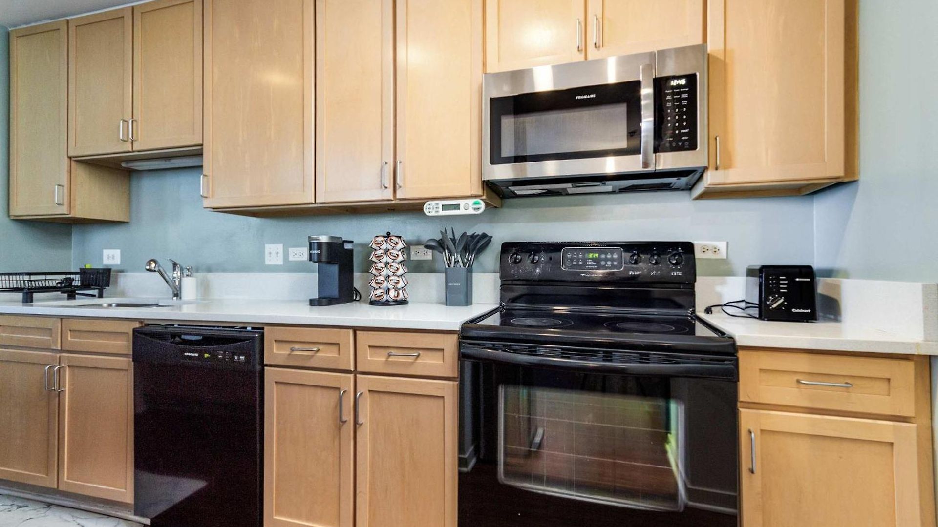 Apartment Downtown With Free In & Out Parking-2 *
