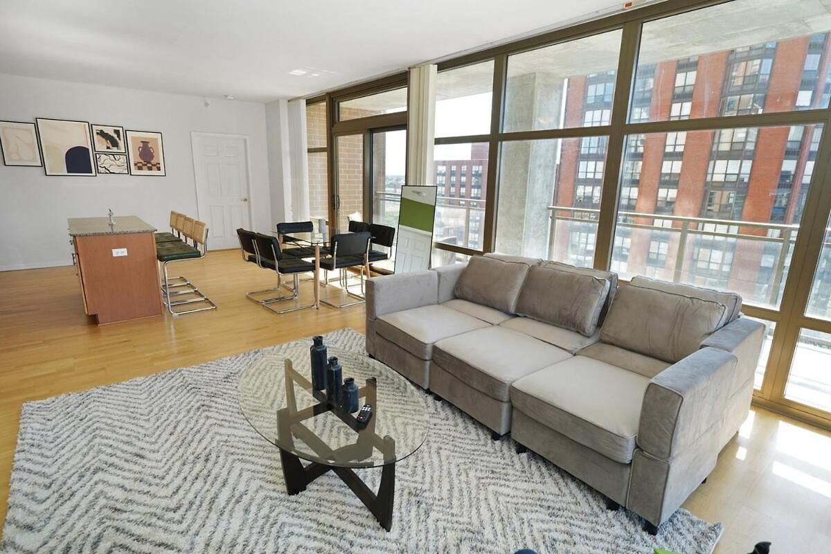 18th Floor 2br Grant Park With Balcony, Gym * Chicago