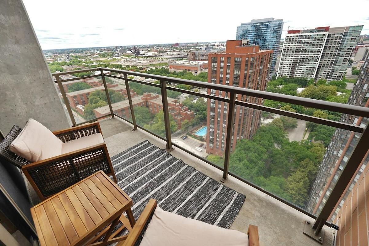 Luxury 21st Floor Skyline Views Near Grant Park