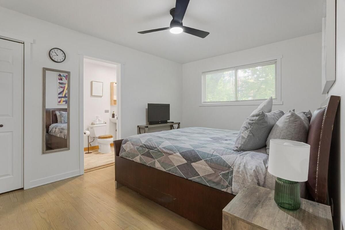 Stylish 1br,1ba Near In Rogers Park Free Parking * Chicago