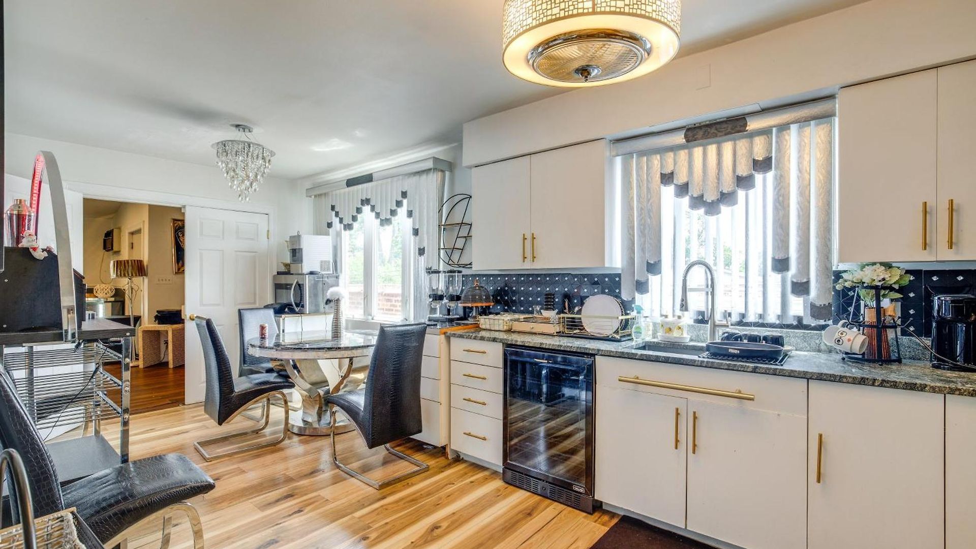 Apartment Walk To Stores & Parks! Stylish