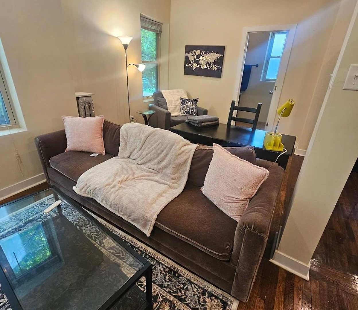 2 Bedroom Unit In Uptown Apartment *