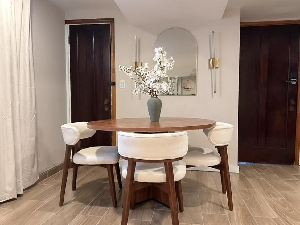 Near Wrigley • Sleeps 4 • Games + Fireplace Apartment