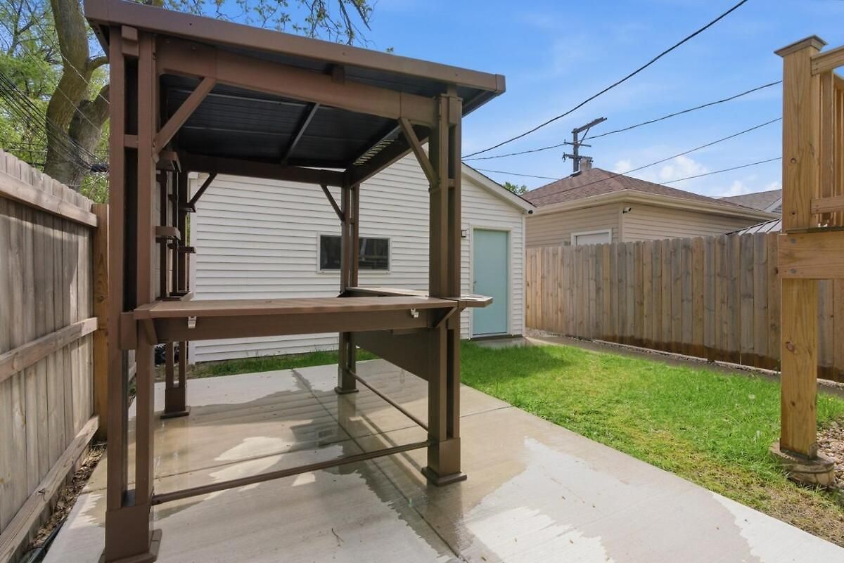 Black Gallery Solar 2br Woodlawn * Chicago
