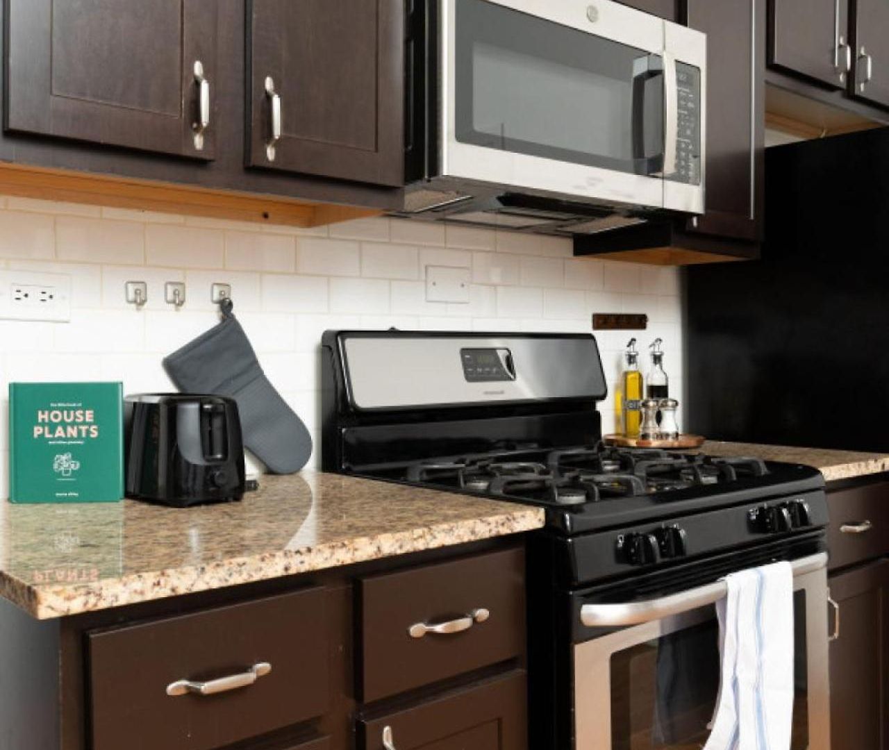 Flexhome Ukrainian Village • 2br • Convenient Walkability - Sleeps 6 * Chicago