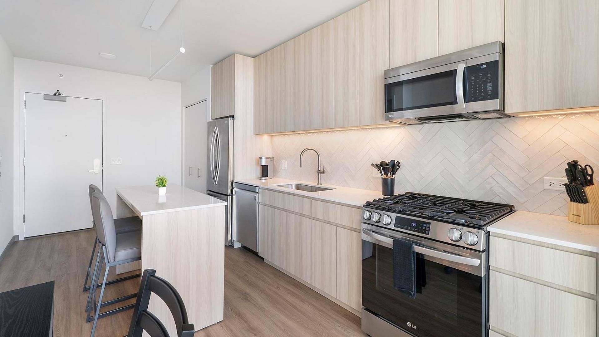 Landing Incredible 1bd Gym Pool Apartment *