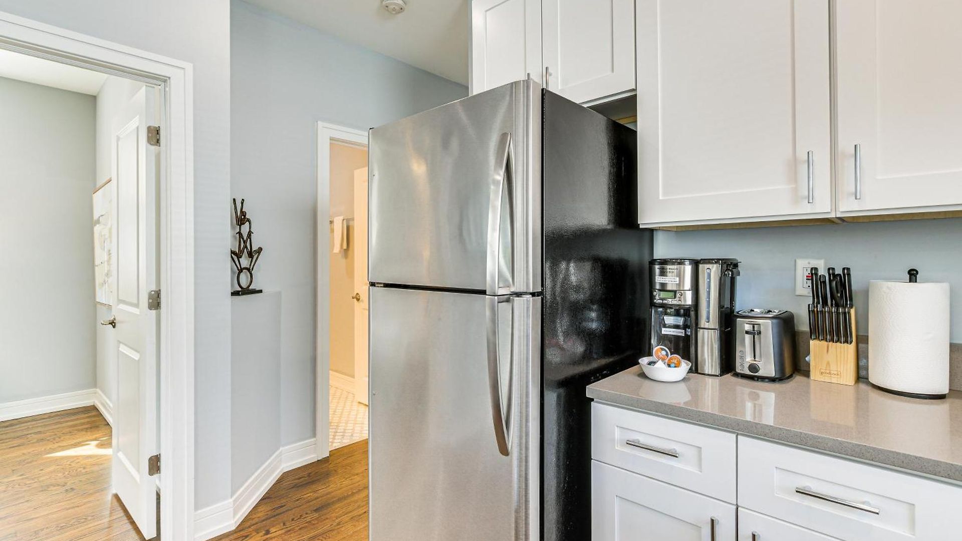 Walk To Blue Line: Sleek In Bucktown! Apartment *
