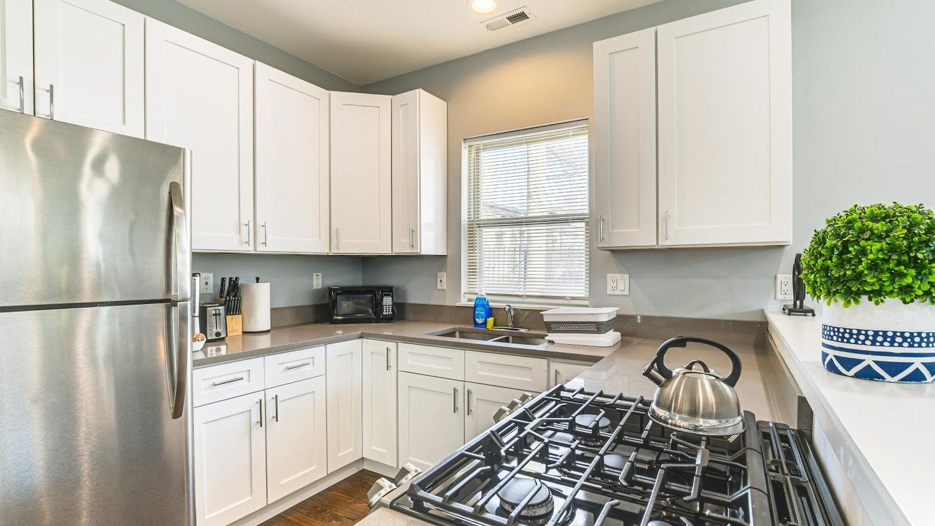 Walk To Blue Line: Sleek In Bucktown! Apartment Chicago