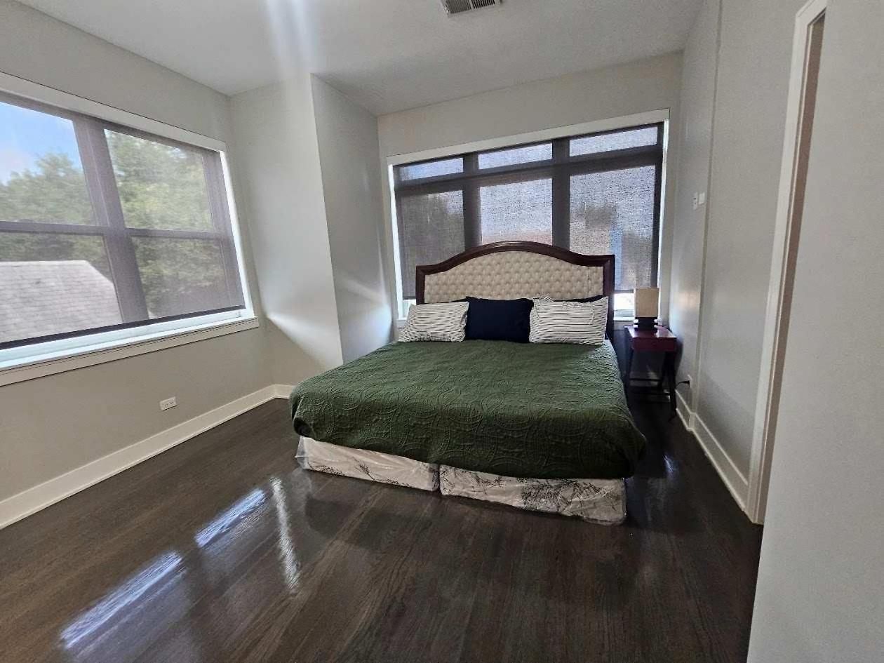 Spacious Modern Pilsen Retreat Sleeps 8 Near Downtown Apartment