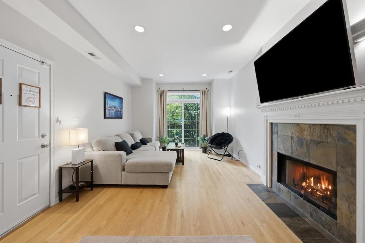 Closest To The United Center 3 Bedrooms & Futon Apartment *