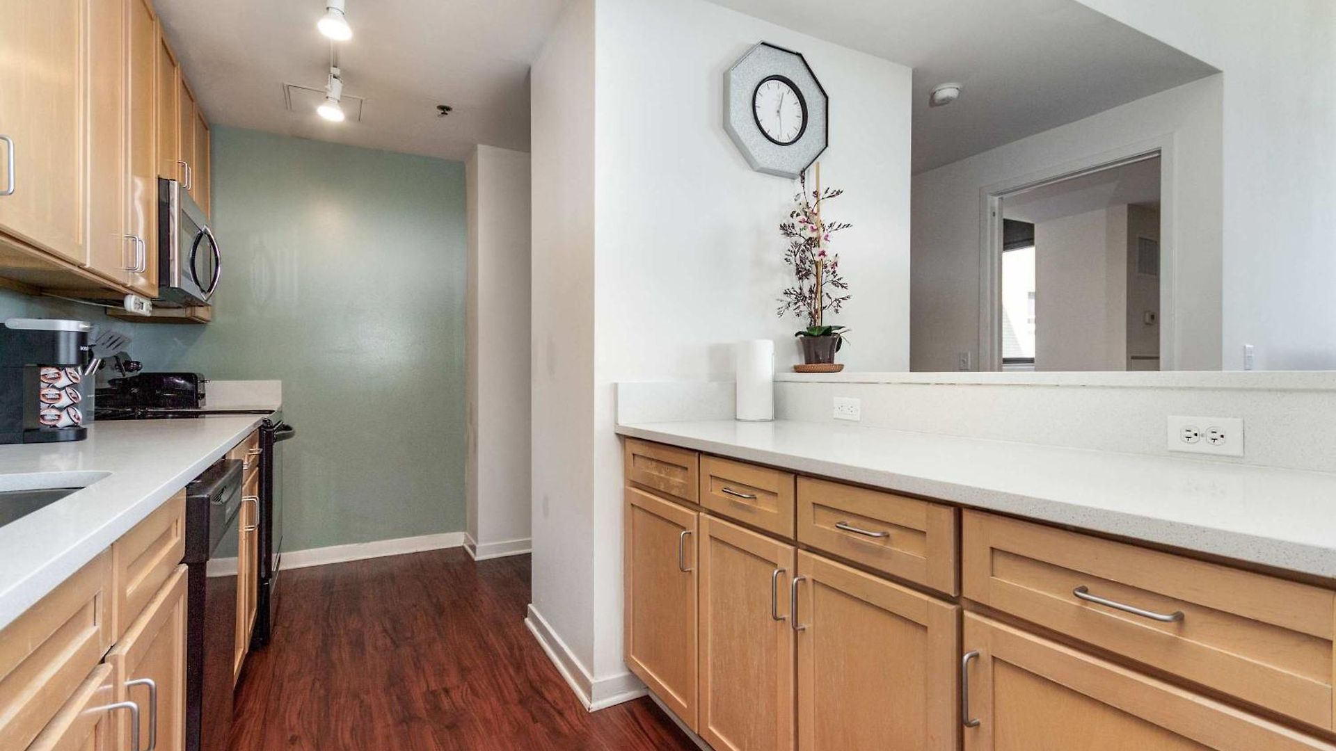 Downtown With Free In & Out Parking-2 Apartment *