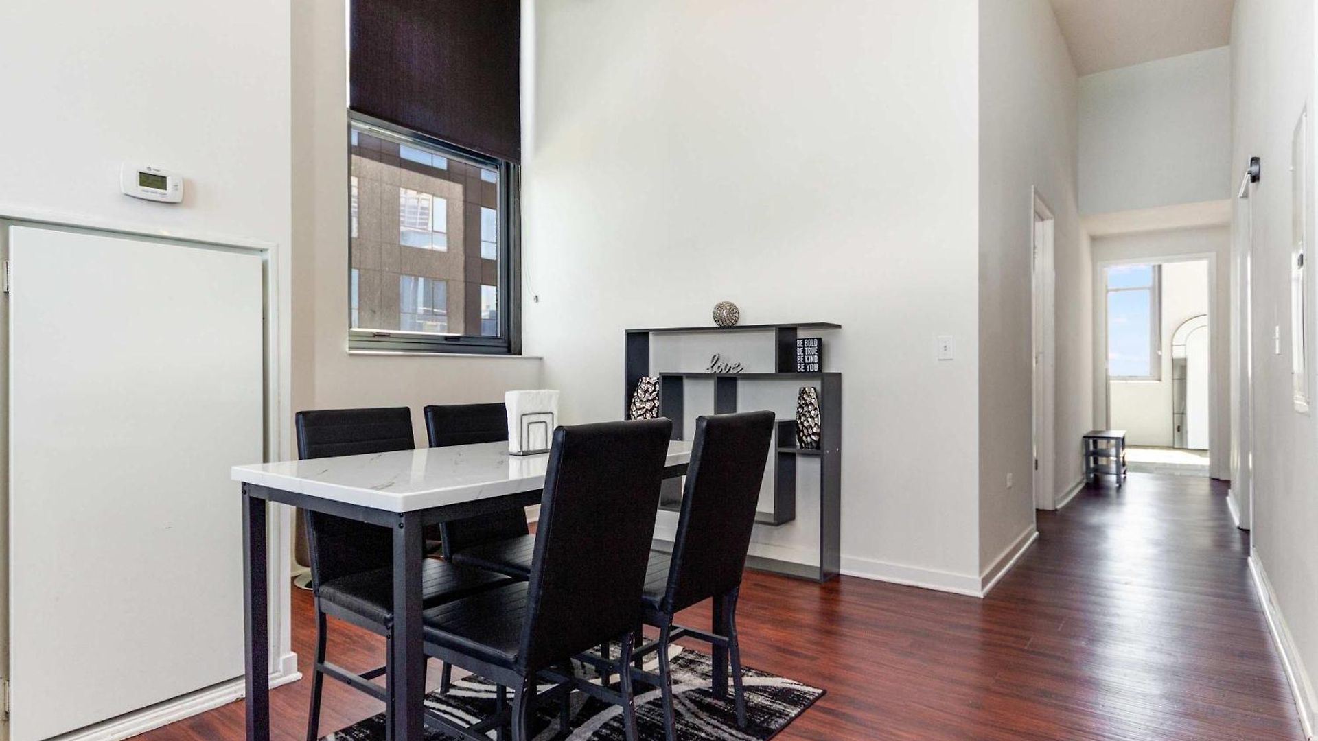 Downtown With Free In & Out Parking-2 Apartment