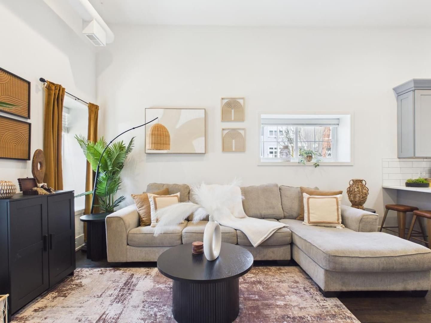 Bright & Spacious Boho Oasis A Warm Retreat